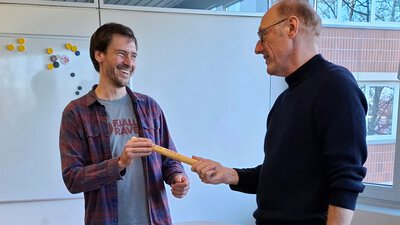 Berno Tillmann (re.) übergibt den Staffelstab an Sebastian Lenz (li.)