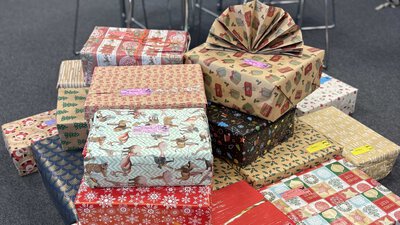 Einige schön verpackte Weihnachtsgeschenke sind sehen.